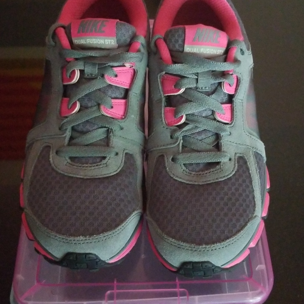 Used Nike Dual Fusion ST2